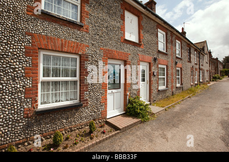 UK Angleterre Norfolk Bacton Broomholm Priory Road terrasse de galets de silex propriétés face Banque D'Images