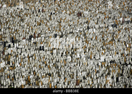 Des centaines de pierres tombales du cimetière à Edmonton dans le nord de Londres, vu de l'air. Banque D'Images