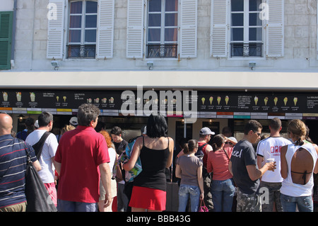 Les touristes font la queue pour la crème glacée St Martin de Re, Ile de Re, France Mai 2009 Banque D'Images