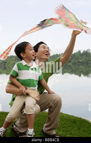 Père et fils jouant avec kite Banque D'Images