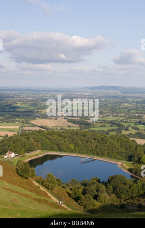 Vue vers l'est sur Camp britannique vers le réservoir Bredon Hill, Malvern Hills, Worcestershire, Royaume-Uni. Banque D'Images