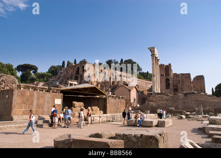 Panorama du forum romain et le temple de Jules César Banque D'Images