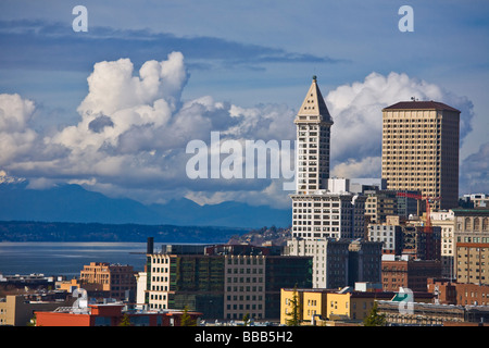 Washington Downtown Seattle City skyline avec la Smith Tower de Beacon Hill sur pont Rizal Banque D'Images