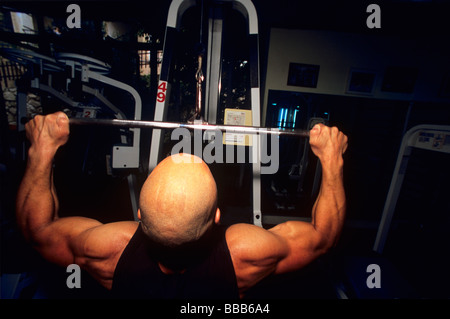 Exercices de Body builder vigoureusement Banque D'Images