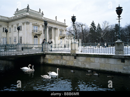 Pologne Varsovie palais Lazienki Park Baignoire sur l'eau de neige de l'hiver Banque D'Images