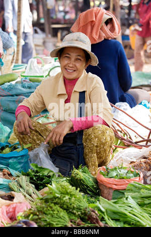 Femme vendant des fruits et des légumes à Skuom marché sur la route entre Phnom Penh et Banque D'Images