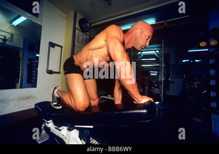 Exercices de Body builder vigoureusement Banque D'Images