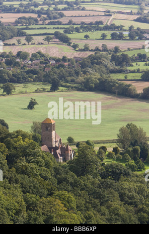 Little Malvern Priory comme vu de Malvern Hills avec l'agriculture à la ferme, Worcestershire, Royaume-Uni. Banque D'Images