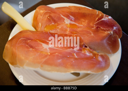 Le Jambon de Tapa dans un bar à Cordoue Espagne Banque D'Images