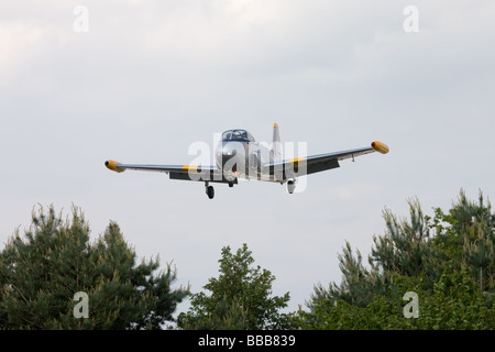 British Aerospace (Percival) P84 Jet Provost T4 XR763 G-BXLO en vol en approche pour atterrir à l'Aérodrome de Sandtoft Banque D'Images