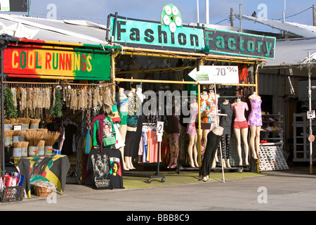 Les gens et l'espace de vente au détail de la promenade de Venice Beach à Los Angeles en Californie Banque D'Images