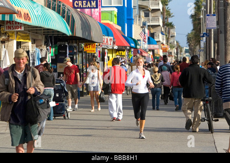 Les gens et l'espace de vente au détail de la promenade de Venice Beach à Los Angeles en Californie Banque D'Images