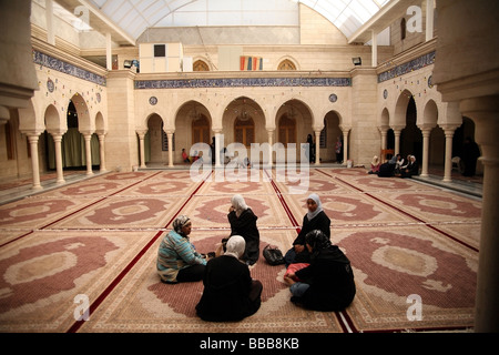 Des femmes qui parlent dans la cour de la mosquée Sayyida Ruqayya Banque D'Images