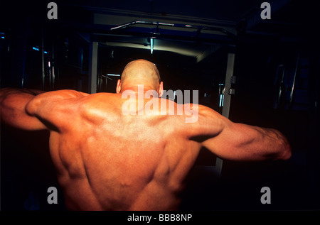 Exercices de Body builder vigoureusement Banque D'Images