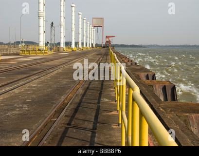 Le Paraguay.Ministère Alto Paraná.Centrale hydroélectrique d'Itaipu.Haut du barrage principal. Banque D'Images