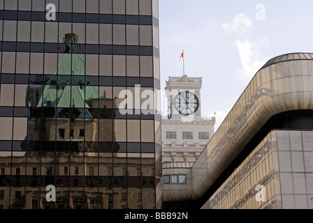 Le Fairmont Hotel Vancouver se reflète dans un édifice en verre, l'horloge Neon sur l'édifice de Vancouver et le grand magasin Nordstrom, à Vancouver, au Canada Banque D'Images