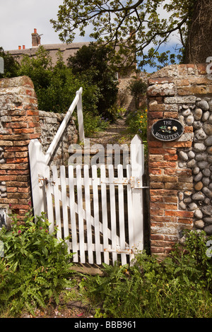 UK Angleterre Norfolk Happisburgh garden gate de silex idyllique face chaumière Banque D'Images