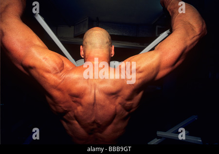 Exercices de Body builder vigoureusement Banque D'Images