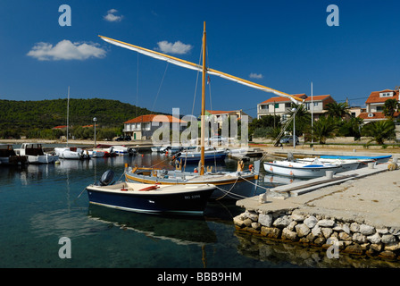 Paisible village de pêcheurs de l'île de Pasman Tkon sur sur la côte dalmate de la Croatie Banque D'Images