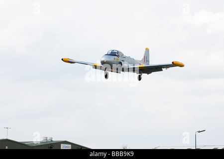 British Aerospace (Percival) P84 Jet Provost T4 XR763 G-BXLO en vol en approche pour atterrir à l'Aérodrome de Sandtoft Banque D'Images