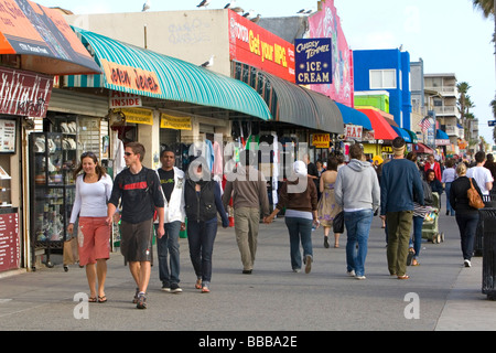 Les gens et l'espace de vente au détail de la promenade de Venice Beach à Los Angeles en Californie Banque D'Images