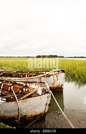 2 bateaux abandonnés dans l'eau Banque D'Images