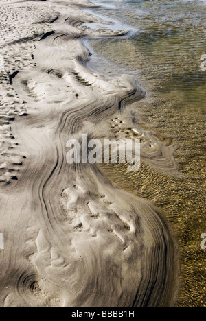 Les mares d'eau sur le sable de la plage Banque D'Images