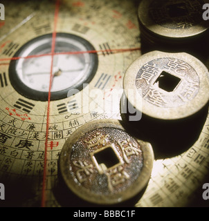 Close up of Chinese coins sur un Luo Pan (LO P P'an), Feng Shui boussole Banque D'Images