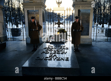 Pologne Varsovie Soldat Inconnu Monument situé sur la garde d'Honneur Banque D'Images