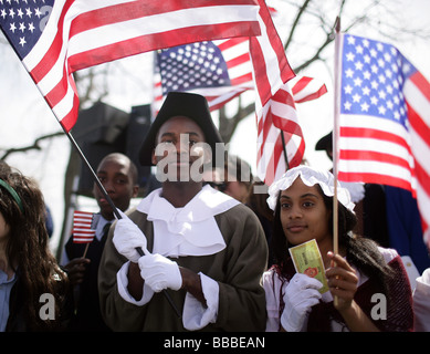 Les étudiants habillés en costume d'époque coloniale tenir des drapeaux américains au cours d'une 'Tea Party' protestation d'imposition à New Haven Connecticut Banque D'Images