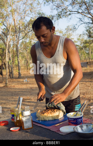 Un guide propose un style d'équilibrage - camp pain - sur un camping safari dans le Kakadu National Park, Territoire du Nord, Australie Banque D'Images