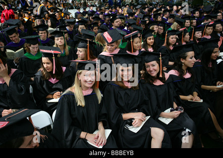 Les diplômés de l'université de Yale sourire alors qu'ils reçoivent leur diplôme à Yale cérémonies de début Banque D'Images