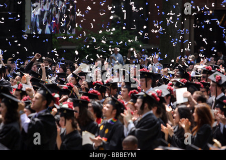 Les diplômés de l'université de Yale cheer à mesure qu'ils reçoivent leurs degrés de Yale cérémonies de début Banque D'Images