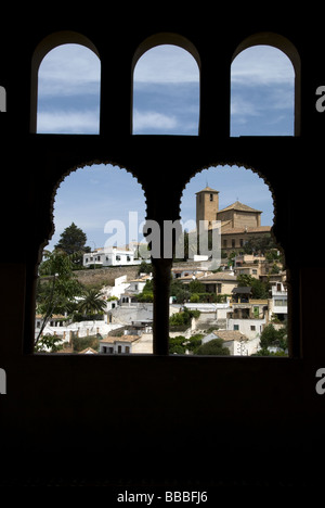 Voir l'ÉGLISE DE SAN CRISTOBAL DE DARALHORRA PALAIS PAR UN STYLE MAURESQUE NAZARI , Fenêtre , GRANADA ALBAYZIN Banque D'Images