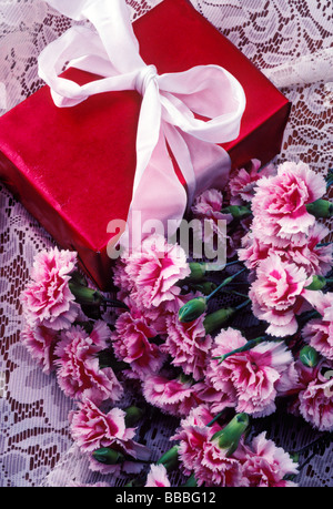 Boîte-cadeau et fleurs Banque D'Images