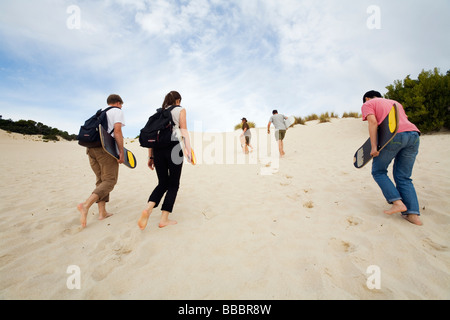 Sandboarders dans les dunes de sable de Little Sahara. Kangaroo Island, Australie du Sud, Australie Banque D'Images