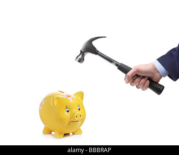 L'homme s'écraser une tirelire avec un marteau Banque D'Images