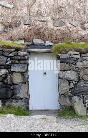 Chaume traditionnel blackhouse/s sur l'île de Lewis Gearrannan au village, Carloway, Western Isles, Ecosse Banque D'Images