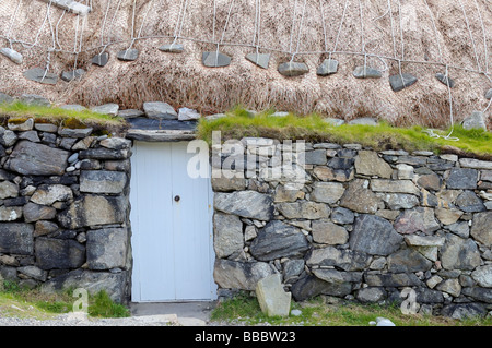 Chaume traditionnel blackhouse/s sur l'île de Lewis Gearrannan au village, Carloway, Western Isles, Ecosse Banque D'Images