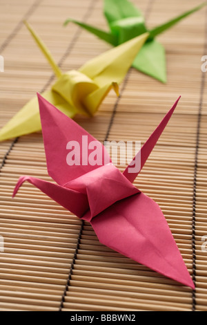 Rose, jaune et vert des grues de papier Banque D'Images