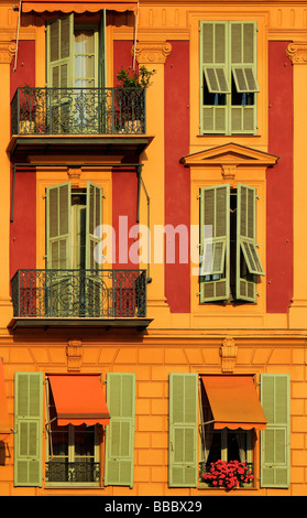 Sur windows français typique bâtiment résidentiel près du port de Nice, France Banque D'Images