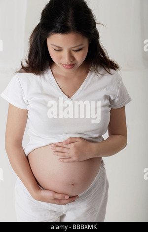 Pregnant woman holding sa Banque D'Images