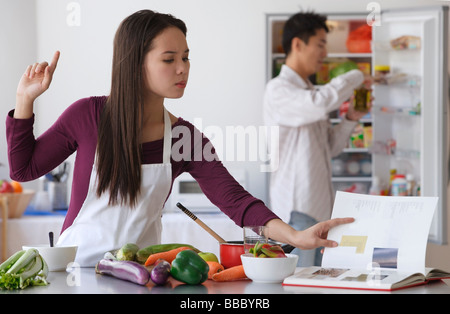 Jeune couple la cuisson dans la cuisine Banque D'Images