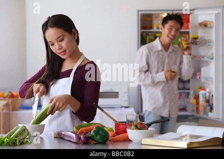 Jeune couple la cuisson dans la cuisine Banque D'Images