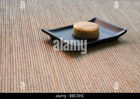 Still Life de crêpe chinois rempli de pâte de haricots rouges Banque D'Images