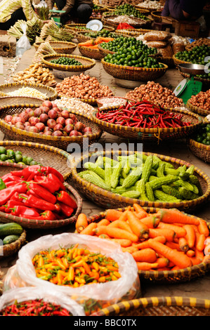 Divers genre d'épices herbes légumes dans le panier de bambou ronde vendre dans le vieux quartier Hanoi, Vietnam. Banque D'Images