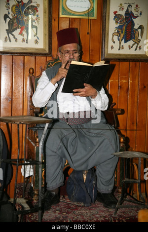 Le conteur traditionnel ou "hakawati" à l'Al- Nawfars Damas coffee house Banque D'Images