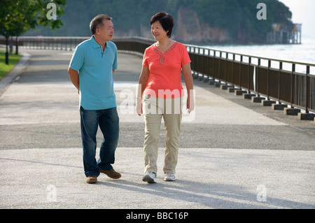 Couple strolling le long du front de mer Banque D'Images