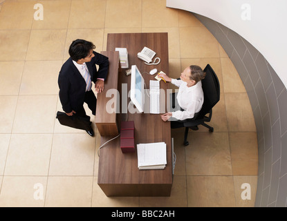 Réceptionniste au travail vu du dessus Banque D'Images