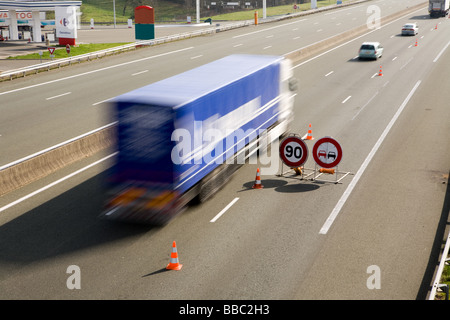 Le trafic sur l'A28 avec les limitations de vitesse près du Mans Pays de la Loire France Banque D'Images